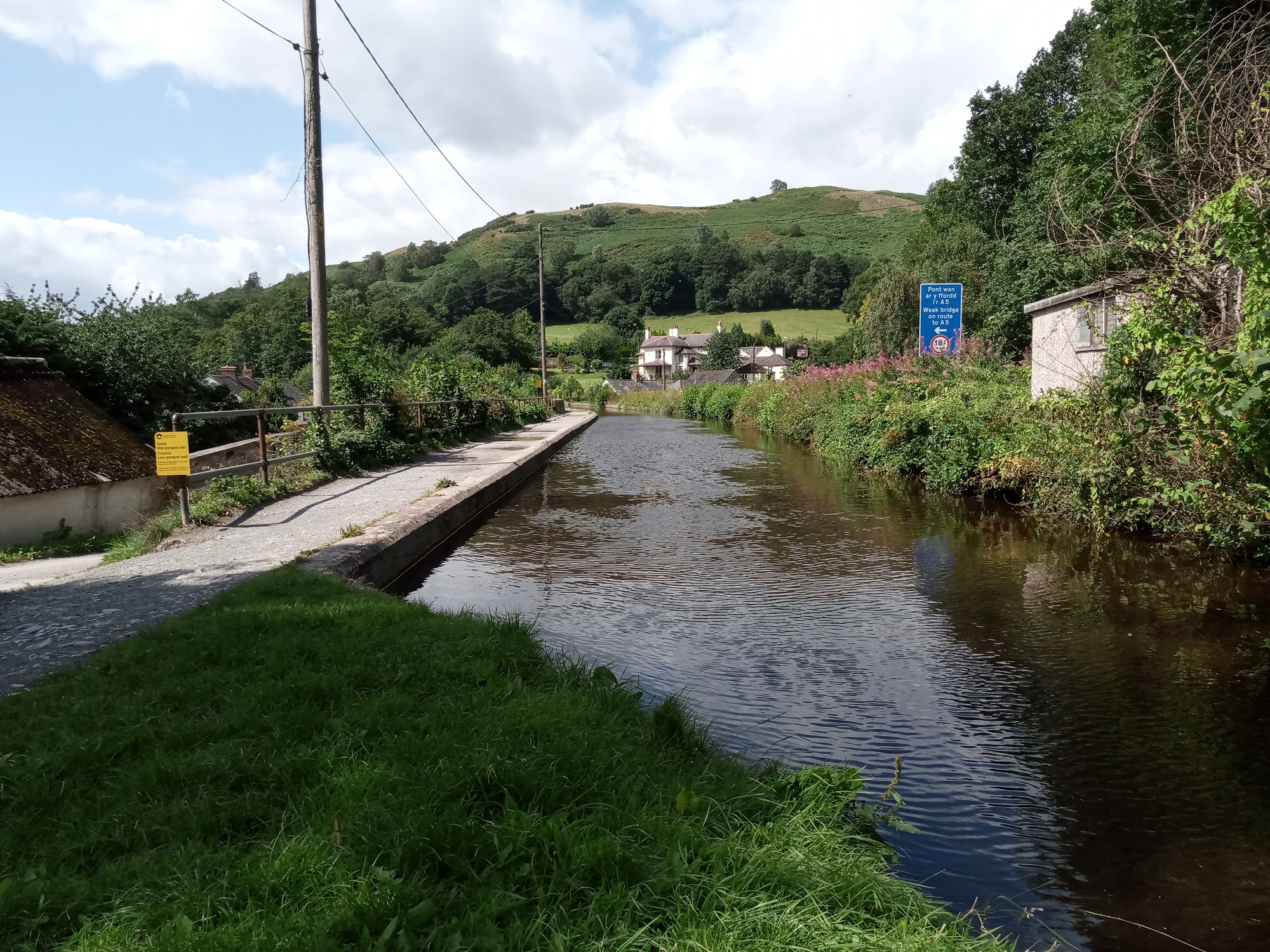 A view of the canal west of Llangollen